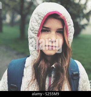 Portrait d'une lycéenne aux cheveux longs et sérieux à l'extérieur Banque D'Images