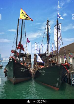 Aqua Luna & Aqua Luna II, réplique jonques Chinoises utilisées pour les croisières sur le port de Victoria, amarré au quai 10, Central, Hong Kong Island Banque D'Images