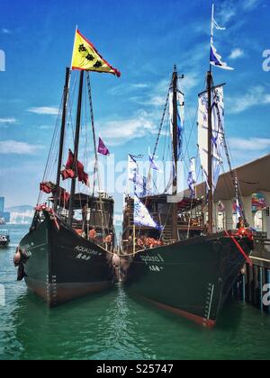 Aqua Luna & Aqua Luna II, réplique jonques Chinoises utilisées pour les croisières sur le port de Victoria, amarré au quai 10, Central, Hong Kong Island Banque D'Images