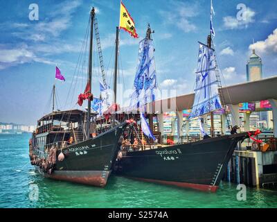 Aqua Luna & Aqua Luna II, réplique jonques Chinoises utilisées pour les croisières sur le port de Victoria, amarré au quai 10, Central, Hong Kong Island Banque D'Images