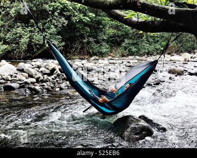 L'iao Valley, Maui , l'école est finie ! Est l'été ! ! ! ! Parfait pour les aventures randonnée et de traîner dans un hamac suspendu à un manguier juste au-dessus de la rivière qui coule au-dessous ! Best day ever ! Banque D'Images