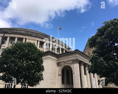 Drapeau Gay à la Manchester library Banque D'Images