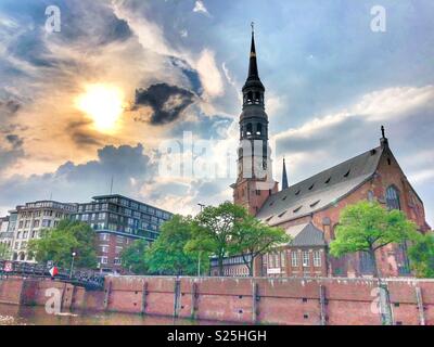 Les nuages de tempête alors que le soleil se couche sur Hambourg, Allemagne. Banque D'Images