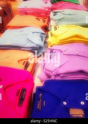 Affichage des couleurs éclatantes parfaitement pliée designer Polo shirts dans un grand magasin, United States Banque D'Images