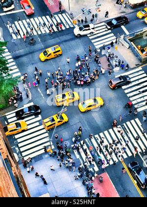 Les spectateurs l'affichage de la coucher du soleil directement en bas de la rue à Midtown Manhattan, Manhattanhenge ou canyon de lumière, NYC, USA Banque D'Images