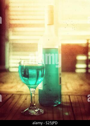 Toujours créatif vie de verre et la bouteille de vin bleu Banque D'Images