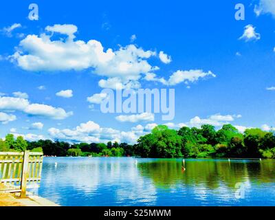 Vue sur le lac à mote park à Maidstone, Kent sur une belle journée d'été Banque D'Images