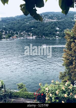 Vue sur le Lac Majeur d'Isola Bella, une des îles Borromées de l'Italie. Banque D'Images