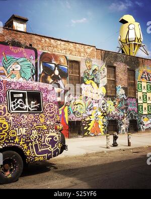 Les rues couvertes de graffitis dans Bushwick Brooklyn Banque D'Images