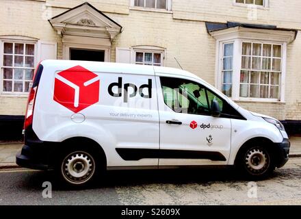 Les couriers de dpd van garé sur le bas-côté de la route dans la région de Canterbury, Kent Banque D'Images