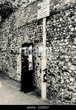 Photo en noir et blanc de payer et afficher le compteur du pavé de Canterbury Banque D'Images