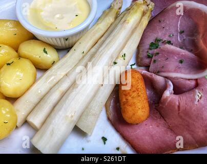 Un repas typiquement allemand avec des asperges blanches, les pommes de terre et jambon fumé. Banque D'Images