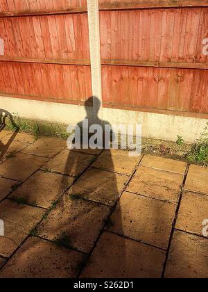Ombre sur un jardin patio. Liverpool, Royaume-Uni. Banque D'Images