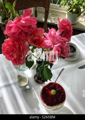 Belles roses dans bien rempli salle de petit-déjeuner. Banque D'Images