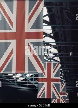 Union Jacks suspendu à la charpente d'une gare Banque D'Images