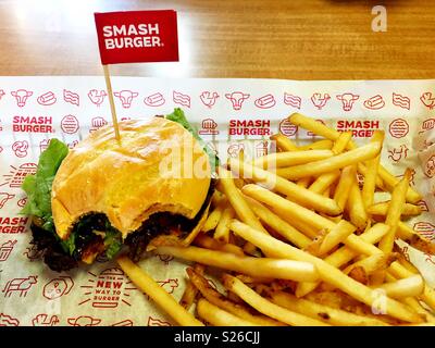 Manger un burger de haricots noirs à SmashBurger en Californie Banque D'Images