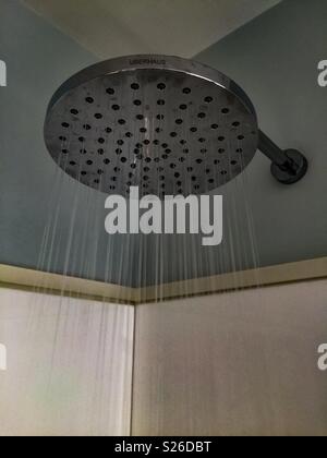 Grande pomme de douche et eau courante Banque D'Images