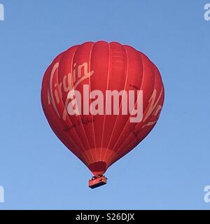 Red hot air balloon Banque D'Images