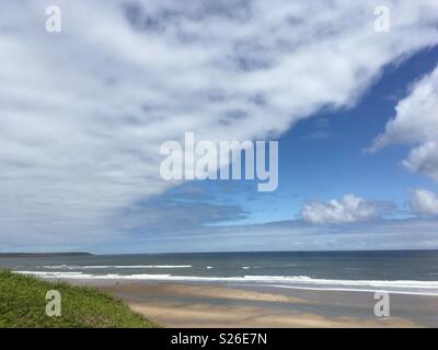 Plage à pied sur une journée d'été. Les nuages sont la compensation et le ciel devient bleu. Grand Large baie où vous pouvez marcher pour effacer votre tête et de ne faire qu'un avec la nature. Perspective obtenue dans une heure. Banque D'Images