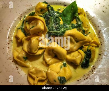 Tortellini et épinards dans une sauce à la crème. Banque D'Images