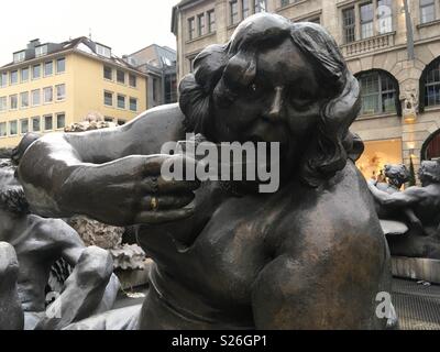 Statue de femme manger un gâteau sur Ehekarussell Banque D'Images