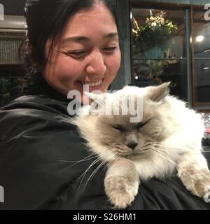 Femme japonais avec poupée de chiffon cat Banque D'Images
