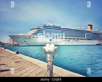 Navire de croisière de luxe Costa Luminosa - Port de Trieste, Frioul-Vénétie Julienne, Italie Banque D'Images