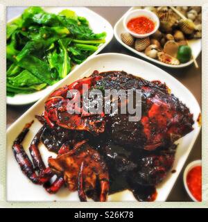 Poivre noir, palourdes crabe avec sauce chili et gai lan avec l'ail au lagon de la côte Est, un village alimentaire Hawker Food Market in Singapore Banque D'Images