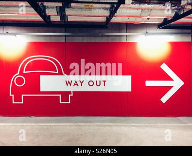 Inscrivez-vous dans un parking montrant la porte de sortie Banque D'Images