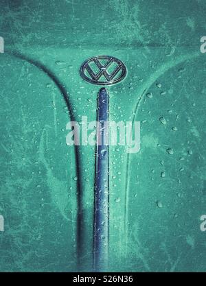 Vintage VW Coccinelle des bois humides avec texture grunge Banque D'Images