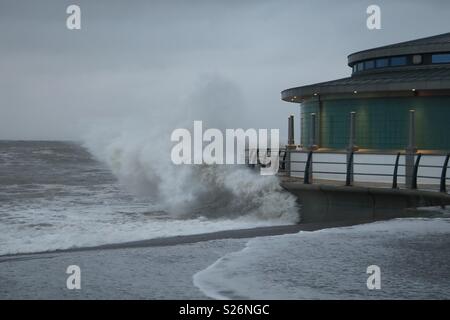 Des vagues à la plage d'Aberystwyth, Pays de Galles au cours de la tempête Ophelia. Banque D'Images