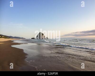 L'affichage à distance de la chaîne haystack Rock sur la fin de l'après-midi avant le coucher du soleil de la plage, Cannon Beach, côte de l'Oregon, USA. Banque D'Images