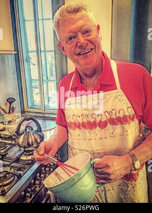 Man en cuisine de l'appartement des vêtues d'un tablier de Flamingo, USA Banque D'Images