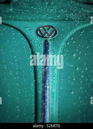 Capuche VW Beetle vintage bleu-vert avec gouttes de pluie Banque D'Images
