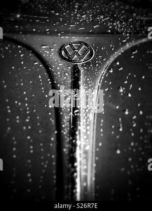 Vintage VW Beetle hood avec gouttes en noir et blanc Banque D'Images