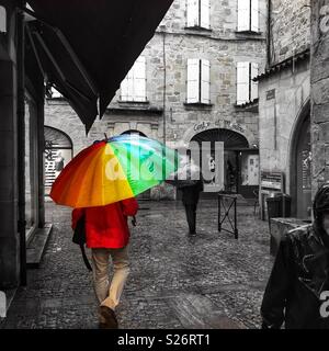 Figeac, France. Pop photo de couleur arc-en-ciel lumineux parapluie de couleur un jour de pluie. Banque D'Images