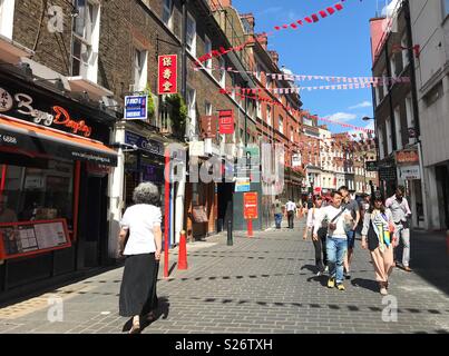 Lisle Street, Londres, WC2, scène de rue piétonne du quartier chinois avec banderoles et touristes en été Banque D'Images
