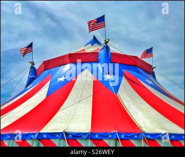 Le Big Top - le grand chapiteau de cirque en tout c'est la gloire de l'Amérique. Il est tout rouge, blanc et bleu, y compris les Stars and Stripes ! Crédits photos - © COLIN HOSKINS. Banque D'Images