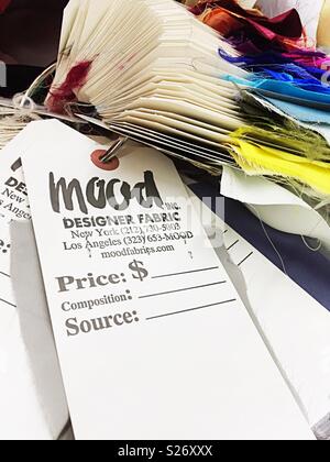 Close-up des ventes tags au tissu boutique designer de l'humeur, Garment District, NYC, USA Banque D'Images