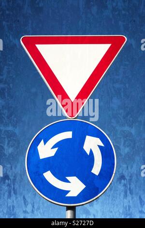 Rond-point et faire place les panneaux de circulation Banque D'Images