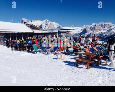 Les skieurs se détendre après le ski dans le chalet de ski de montagne dans le restaurant de l'Alta Badia - La Villa-S.Cassiano-Badia Banque D'Images