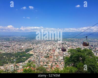 Cable car with city skyline Banque D'Images