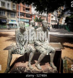 Statue de trois hommes assis sur un banc en attendant, Santa Cruz de Tenerife, Îles Canaries. Banque D'Images