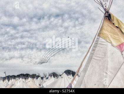 Le survol en avion, champ de tipi, Isle of Wight Festival Banque D'Images