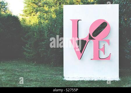 L'amour rose sculpture dans un jardin en plein air d'une journée ensoleillée Banque D'Images