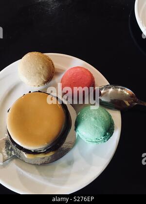 Les macarons sur une plaque. Dessert français Banque D'Images