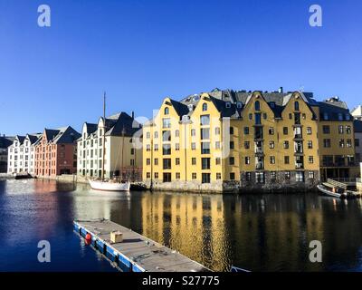 Réflexions d'édifices historiques à Alesund, Norvège Banque D'Images