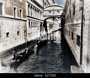 Gondoles passant sous le Pont des Soupirs à Venise. Le pont construit en 1600 relie la prison pour les salles d'interrogatoire dans le Palais des Doges. Banque D'Images