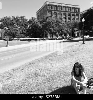 La 'colline' à Dealey Plaza, Dallas, Texas, où vous pouvez voir le 'X' dans la rue, où Kennedy a été assassiné et dépôt de livres le bâtiment en arrière-plan Banque D'Images