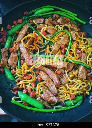 Oeufs et viande de boeuf Sauté de nouilles Banque D'Images